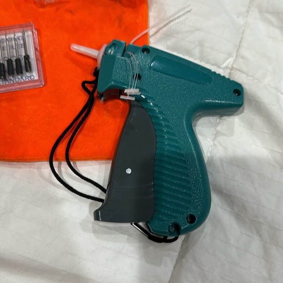 🧡Clothing Tagging Kit with 6 Needles Barbs & Will Plastic Tags - Picture 5 of 9